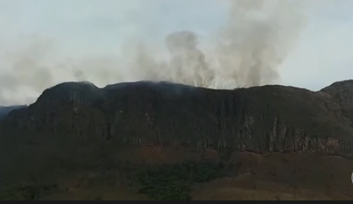 O incêndio atingiu ainda a Serra da Canastra. O mato e as pastagens estão muito secos e a propagação é rápida podendo atingir até mesmo as residências